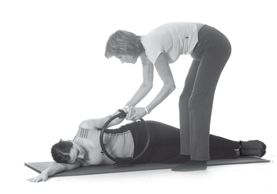 Книгаго: Кинезотерапия от боли в спине. Курс лечебной гимнастики для профилактики и лечения остеохондроза позвоночника. Иллюстрация № 3